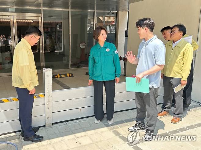 이영 장관, 영동전통시장 수해대비 현장점검 (서울=연합뉴스) 이영 중소벤처기업부 장관이 21일 서울 강남구 영동전통시장을 방문해 차수판을 점검하고 있다. 2023.7.21 [중소벤처기업부 제공. 재판매 및 DB 금지] photo@yna.co.kr