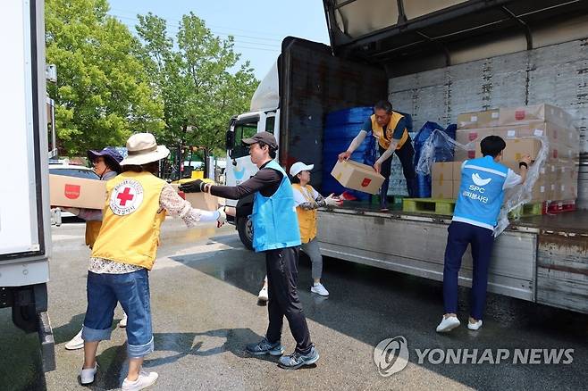 SPC, 폭우 피해 지역에 구호물품 지원 (서울=연합뉴스) 21일 전라도 익산에 위치한 나바위성당에서 SPC 임직원들이 폭우 피해지역에 지원할 구호물품을 전달하고 있다. 2023.7.21 [SPC 제공. 재판매 및 DB 금지] photo@yna.co.kr