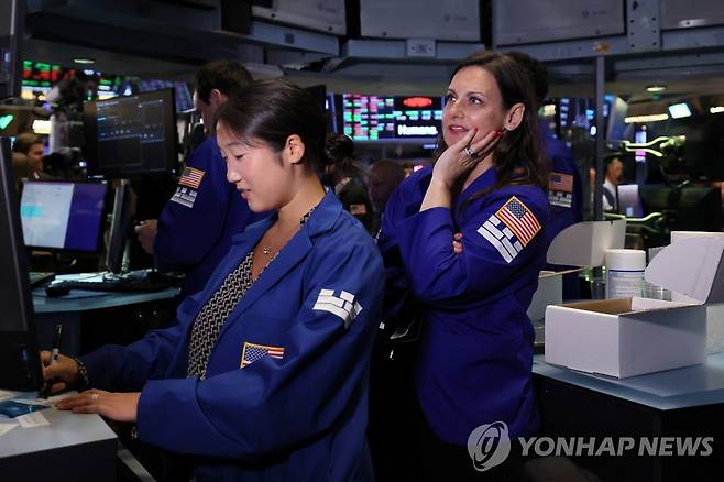 NYSE 입회장에서 일하는 트레이더들의 모습 [연합뉴스 자료사진]