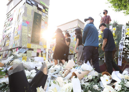 지난 20일 오후 서울 서초구 서이초등학교에 마련된 임시 추모공간에서 추모객들이 고인이 된 교사 A씨를 추모하기 위해 기다리고 있다.(사진=연합뉴스)