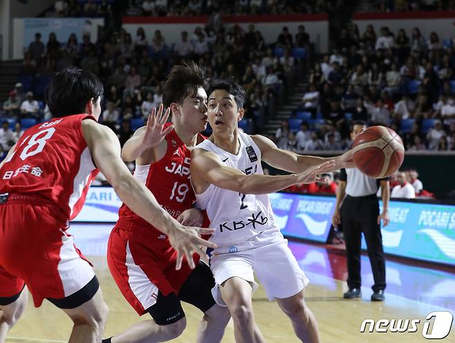 22일 오후 서울 송파구 잠실학생체육관에서 열린 KB국민은행 2023 남자농구 국가대표 평가전 대한민국과 일본의 경기에서 허훈이 패스를 하고 있다. 2023.7.22/뉴스1 ⓒ News1 신웅수 기자