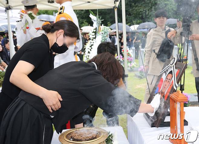 고(故) 채수근 해병대 1사단 포병대대 상병의 안장식이 22일 오후 대전 유성구 국립대전현충원 장병 4묘역에서 거행된 가운데 채 상병의 어머니가 아들의 영정 사진을 잡고 오열하고 있다. 2023.7.22/뉴스1 ⓒ News1 김기태 기자