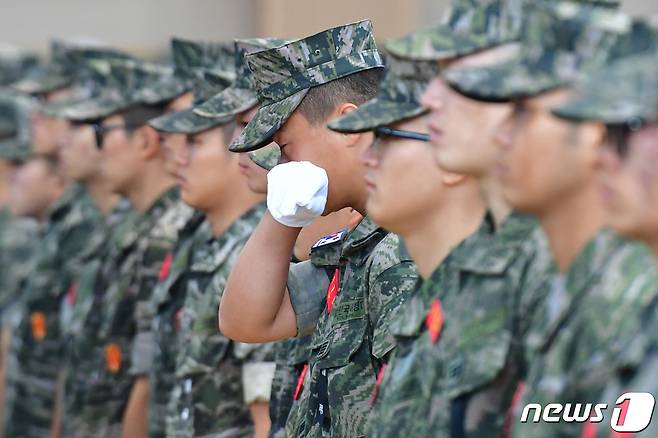 22일 경북 포항시 남구 해병대 1사단 내 김대식 관에서 엄수된 고 채수근 상병 영결식에서 해병대원이 눈물을 흘리며 채 상병의 마지막 길을 지켜보고 있다. 채 상병은 집중호우 피해지역인 경북 예천군에서 실종자 수색 도중 급류에 휩쓸려 순직했다.2023.7.22/뉴스1 ⓒ News1 최창호 기자