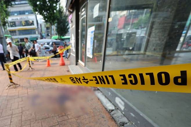 21일 오후 흉기난동 사건이 발생한 서울 관악구 신림역 4번 출구 인근에 폴리스라인이 설치돼 있다. 이날 이곳에서 괴한이 흉기를 휘둘러 1명이 숨지고 3명이 다쳐 병원으로 이송됐다. [사진출처=연합뉴스]