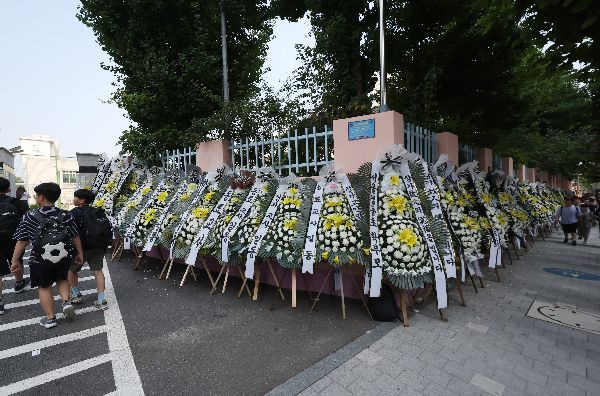 서울 서초구 한 초등학교 앞에 추모 화환들이 가득 놓여 있다. [이미지출처=연합뉴스]