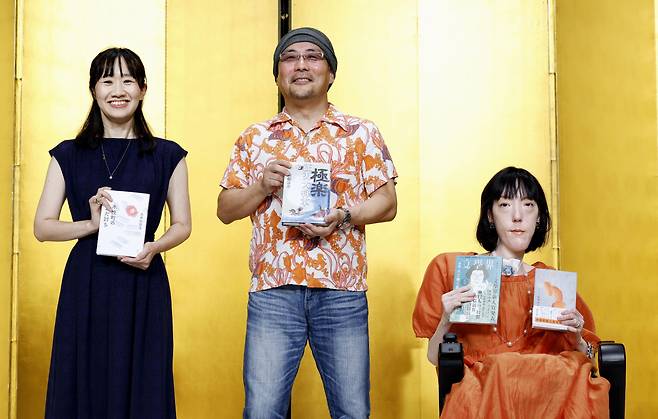 일본문학진흥회는 제169회 나오키상' 수상자로 나가이 사야코(46, 왼쪽부터)씨와 가키네 료스케(57)씨가, '제169회 아쿠타가와상' 수상자로 이치가와 사오(43)씨가 각각 선정됐다고 19일 발표했다. /교도연합뉴스