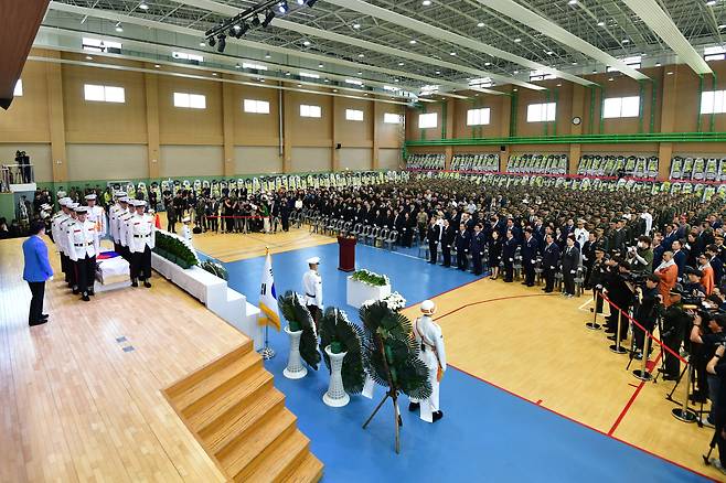 22일 경북 포항시 남구 해병대 1사단 내 김대식 관에서 고 채수근 상병의 영결식이 엄수되고 있다. 채 상병은 집중호우 피해지역인 경북 예천군에서 실종자 수색 도중 급류에 휩쓸려 순직했다.2023.7.22/뉴스1