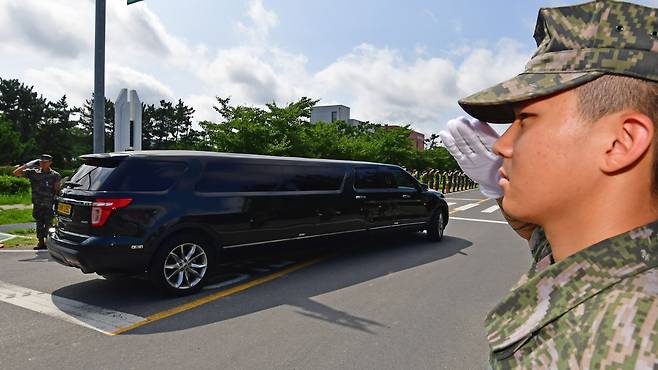 22일 오전 경북 포항시 남구 해병대 1사단 내 김대식 관에서 엄수된 고 채수근 상병 영결식에서 해병대원들이 채 상병의 마지막 길을 배웅하고 있다. 채 상병은 집중호우 피해지역인 경북 예천군에서 실종자 수색 도중 급류에 휩쓸려 순직했다. 2023.07.22. /뉴시스