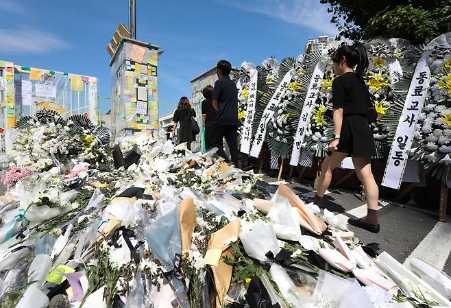 22일 서울 서초구 서이초등학교에서 추모객들이 극단적 선택으로 세상을 떠난 교사를 추모하고 있다. /뉴스1