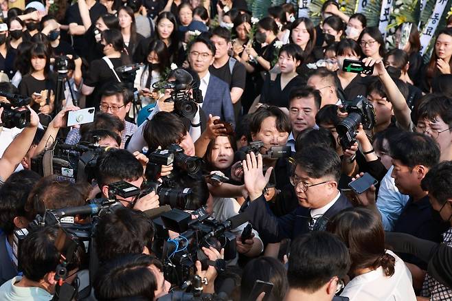 장상윤 교육부 차관이 20일 오후 서울 서초구 한 초등학교를 찾았다가 시민들의 항의를 받으며 되돌아가고 있다.  이 학교에서 20대 교사가 극단적 선택을 해 숨지는 사건이 발생했다.  뉴시스