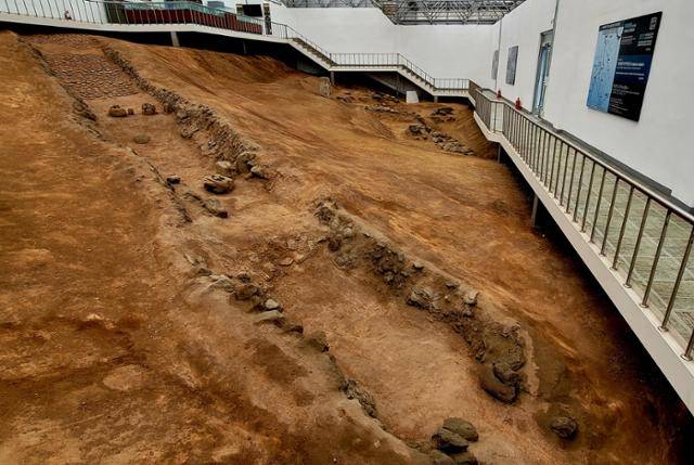 광주 경안 톨게이트 인근에 위치한 번천리 가마 전시관 내부 모습. 연대가 알려진 백자 묘지석이 발견돼 백자편년에 중요하다.
