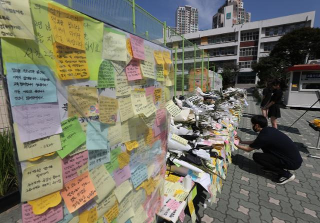 22일 서울 서초구 서이초등학교에서 추모객들이 극단적 선택으로 세상을 떠난 교사를 추모하고 있다. 뉴스1