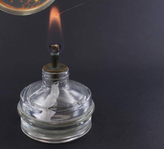 지금은 상상도 못할 일이지만 1980년대까지는 알코올램프로 주삿바늘을 소독해 재사용했다. BCG 백신이 불주사로 불렸던 이유다. 게티이미지뱅크