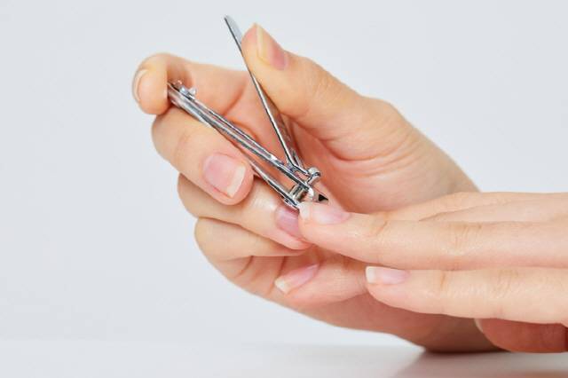 손톱을 깎을 땐 너무 길거나 짧게 깎지 말고, 큐티클은 제거하지 않는 게 좋다./사진=게티이미지뱅크