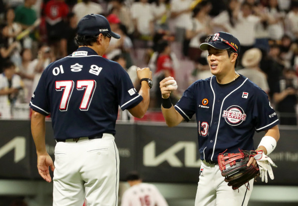 <yonhap photo-3244="">21일 광주기아챔피언스필드에서 열린 프로야구 두산 베어스와 KIA 타이거즈의 경기에서 5-2로 승리한 두산 이승엽 감독이 주장 허경민과 10연승 달성 세리머니 하고 있다. 사진=연합뉴스</yonhap>