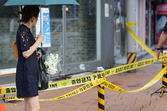 21일 오후 흉기난동 사건이 발생한 서울 관악구 신림역 4번 출구 인근에 폴리스라인이 설치돼 있다. 이날 이곳에서 괴한이 흉기를 휘둘러 1명이 숨지고 3명이 다쳐 병원으로 이송됐다. 연합뉴스