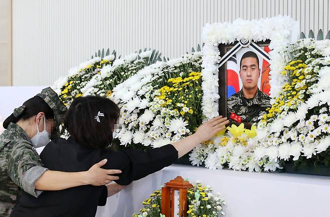 경북 예천 실종자 수색에 투입됐다가 숨진 고 채수근 상병 분향소가 마련된 포항 해병대 1사단 내 김대식관에서 고 채 상병의 어머니가 아들의 영정 사진을 어루만지며 울고 있다. / 사진=연합뉴스