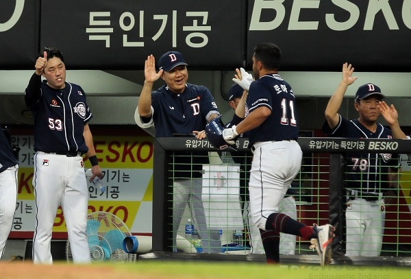 동점 홈런을 쏘아 올린 로하스가 이영수 타격코치와 기쁨을 나누고 있다. 사진(광주)=두산 베어스