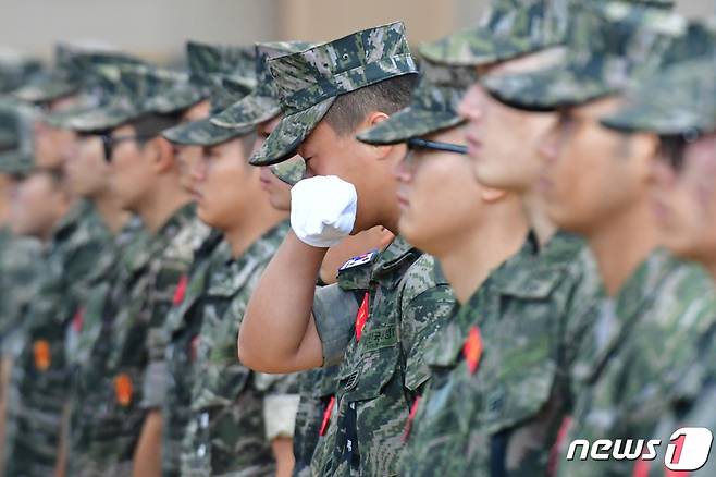 (포항=뉴스1) 최창호 기자 = 22일 경북 포항시 남구 해병대 1사단 내 김대식 관에서 엄수된 고 채수근 상병 영결식에서 해병대원이 눈물을 흘리며 채 상병을 마지막 길을 지켜보고 있다. 채 상병은 집중호우 피해지역인 경북 예천군에서 실종자 수색 도중 급류에 휩쓸려 순직했다.2023.7.22/뉴스1  Copyright (C) 뉴스1. All rights reserved. 무단 전재 및 재배포 금지.