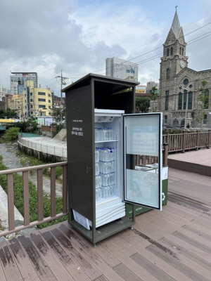 성북구청 앞 바람마당에 설치된 생수 냉장고. 성북구청 제공