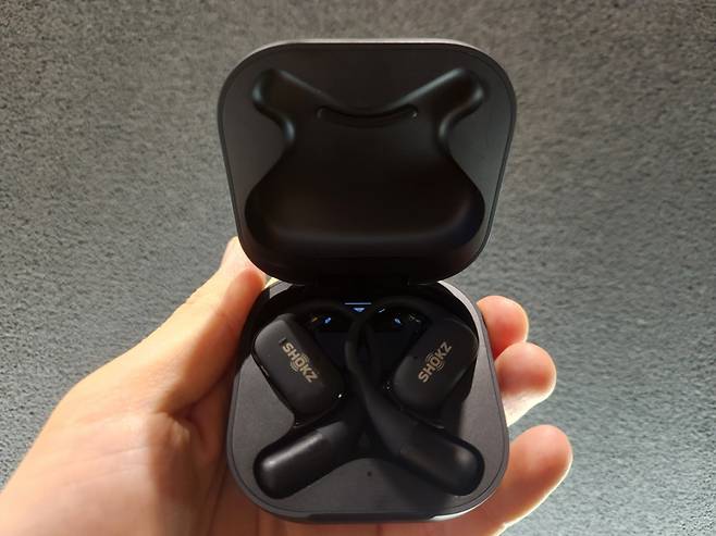 샥즈의 오픈 이어 무선이어폰 ‘오픈핏’과 케이스. 샥즈만의 고속 충전 기술을 통해 5분 충전으로 최대 1시간도 사용할 수 있다. 이영기 기자.