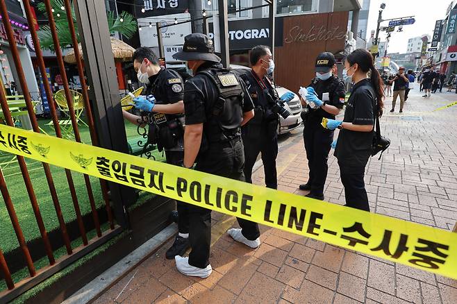 21일 오후 흉기난동 사건이 발생한 서울 관악구 신림역 4번 출구 인근에 폴리스라인이 설치돼 있다. 이날 이곳에서 괴한이 흉기를 휘둘러 1명이 숨지고 3명이 다쳐 병원으로 이송됐다. [연합]