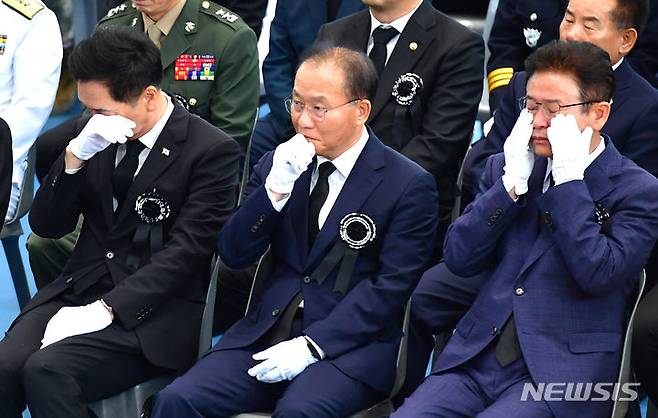 [포항=뉴시스] 이무열 기자 = 김기현 국민의힘 당대표(왼쪽)와 윤재옥 원내대표(가운데), 이철우 경북지사가 22일 오전 경북 포항시 남구 해병대 1사단 내 김대식 관에서 엄수된 고 채수근 상병 영결식장에서 눈물을 흘리고 있다. 채 상병은 집중호우 피해지역인 경북 예천군에서 실종자 수색 도중 급류에 휩쓸려 순직했다. 2023.07.22. lmy@newsis.com