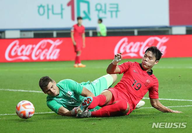 [대전=뉴시스] 조수정 기자 = 20일 오후 대전 유성구 대전월드컵경기장에서 열린 축구 국가대표팀 A매치 평가전 대한민국과 엘살바도르의 경기, 한국 오현규가 슛 시도하고 있다. 2023.06.20. chocrystal@newsis.com