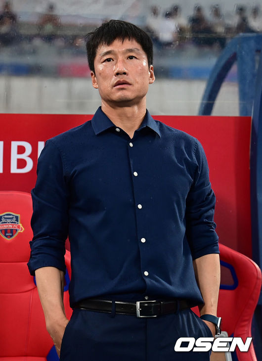 [OSEN=수원, 김성락 기자]광주FC가 굵은 빗줄기를 딛고 수원FC 상대 4연승을 달렸다.광주FC는 22일 오후 7시 수원종합운동장에서 열리는 하나원큐 K리그1 2023 24라운드에서 수원FC를 1-0으로 꺾었다.경기 시작에 앞서 광주 이정효 감독이 생각에 잠겨 있다. 2023.07.22 /ksl0919@osen.co.kr