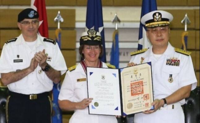 2015년 8월 당시 리사 프란체티 주한미군 해군 사령관(가운데)이 한국 근무를 마치며 우리 정부가 수여하는 훈장을 전달받고 있다. 오른쪽은 정호섭 당시 해군참모총장. 연합뉴스