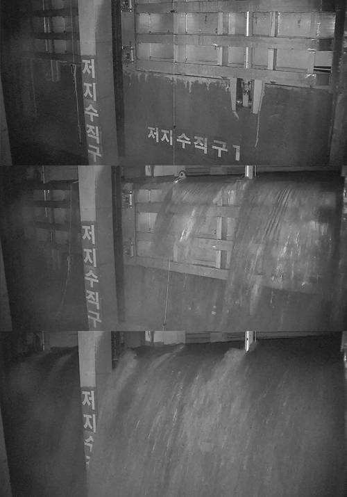 하수관과 연결된 수문이 열리자 빗물이 유입 수직구 중 하나인 저지 수직구로 흘러드는 모습을 촬영한 폐쇄회로(CC)TV 영상. 양천구청 제공