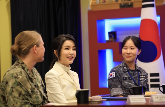 윤석열 대통령 부인 김건희 여사가 지난 19일 부산 해군작전사령부 ‘네이비 클럽’에서 한미 여군 장병들과 만나 환담을 하고 있다. 부산 뉴시스