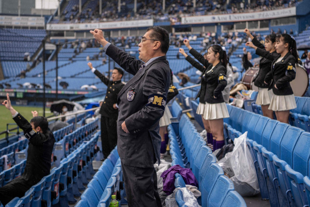 지난 5월 13일 메이지 신궁 야구장에서 열린 대학야구 경기에서 메이지 대학 응원단이 구호를 외치고 있다./AFP연합뉴스