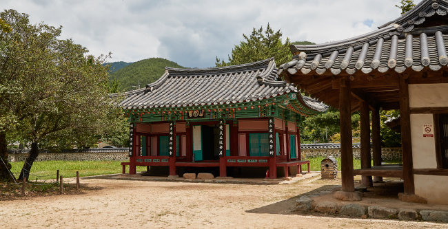 남명 조식이 환갑에 제자를 양성하기 위해 지은 서당 산천재. [홍중식 기자]