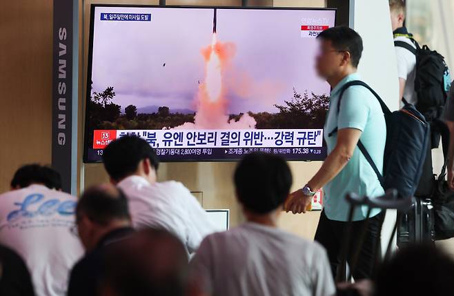 북한이 동해상으로 단거리 탄도미사일(SRBM) 2발을 발사한 19일 시민들이 서울역 대합실에서 관련 뉴스를 시청하고 있다. ⓒ 연합뉴스