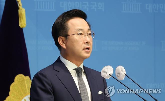브리핑하는 박성준 대변인 (서울=연합뉴스) 하사헌 기자 = 더불어민주당 박성준 대변인이 2일 오전 서울 여의도 국회 소통관에서 브리핑을 하고 있다. 2023.7.2 toadboy@yna.co.kr