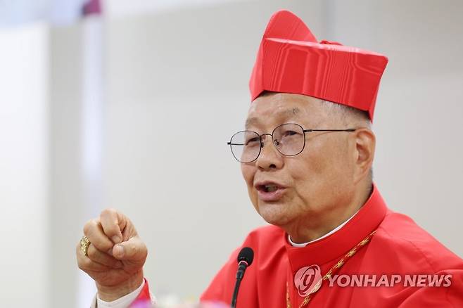 출간 기념 기자간담회하는 유흥식 추기경 (서울=연합뉴스) 박동주 기자 = 교황청 성직자부 장관인 유흥식 추기경이 22일 오후 천주교 서울대교구청에서 '라자로 유흥식' 출간 기념 기자간담회를 하고 있다. 2023.7.22 pdj6635@yna.co.kr