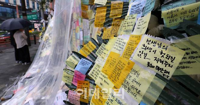 23일 서울 서초구 서이초등학교에 마련된 교사 A씨의 추모공간에 추모객들의 발길이 이어지고 있다.(사진=이데일리 방인권 기자)