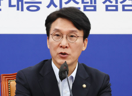 더불어민주당 김민석 정책위의장이 20일 오전 국회에서 열린 정책조정회의에서 발언하고 있다.(사진=연합뉴스)