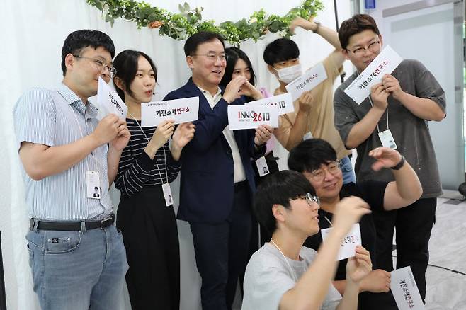 지난달 23일 LG이노텍 구미 사업장에서 열린 ‘CEO컴앤컴’ 행사에서 정철동 LG이노텍 사장과 직원들이 ‘인생네컷’을 찍고 있다. (사진=LG이노텍)