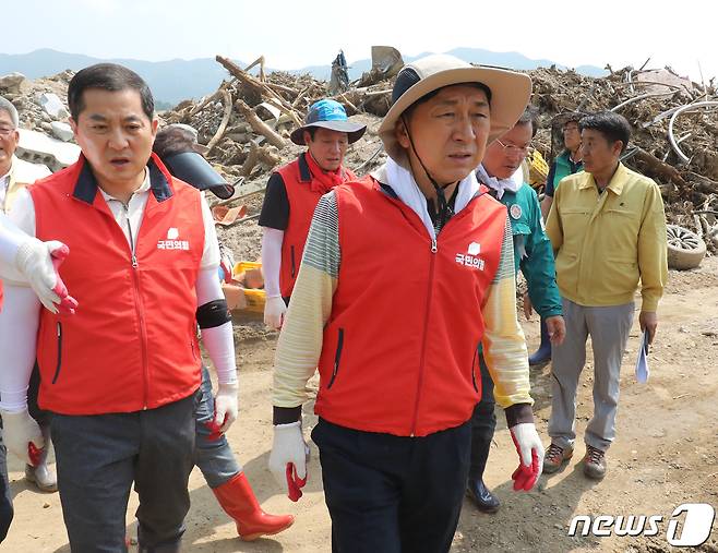 김기현 국민의힘 대표가 21일 경북 예천군 감천면 일대 수해피해 지역을 살펴보고 있다. 2023.7.21/뉴스1 ⓒ News1 송원영 기자