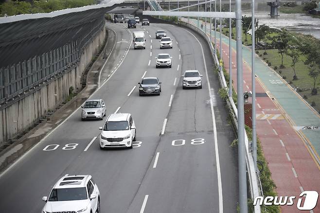 동부간선도로 수락지하차도에서 군자교 구간에 차량 통행이 이뤄지는 모습. ⓒ News1