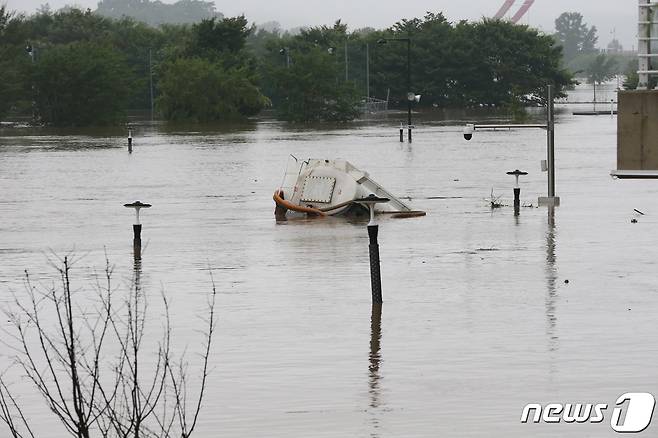 충남 부여군 금강 수변 공원에 세워둔 중장비차량이 침수돼 있다. 2023.7.15/뉴스1 ⓒ News1 김낙희 기자