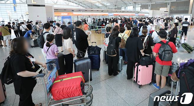 본격적인 휴가철을 앞둔 19일 인천국제공항이 출국하는 여행객들로 붐비고 있다. 2023.7.19/뉴스1 ⓒ News1 허경 기자