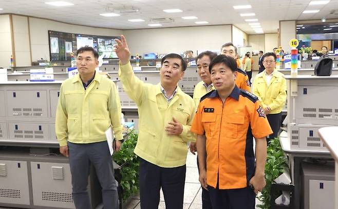 경기도의회 염종현 의장(가운데)이 경기도 재난상황실을 방문해 집중호우 상황을 점검하고 있다.ⓒ