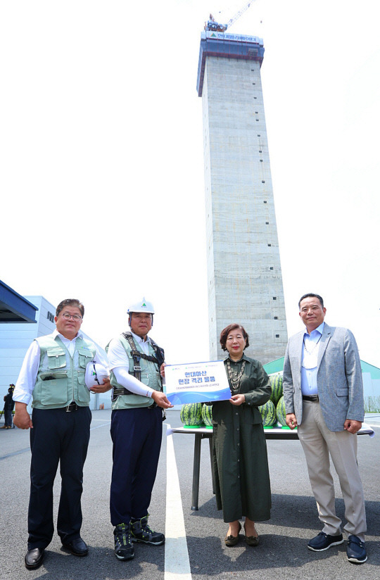 지난 21일 현대엘리베이터 충주 스마트 캠퍼스에서 열린 '미래인재 아카데미' 개관 기념식에서 현정은(오른쪽에서 두번째) 현대그룹 회장은 현대엘리베이터 충주 스마트 캠퍼스 테스트 타워 건설 현장을 둘러 보고 시공을 맡은 현대아산 임직원들을 격려했다. 현대엘리베이터 제공