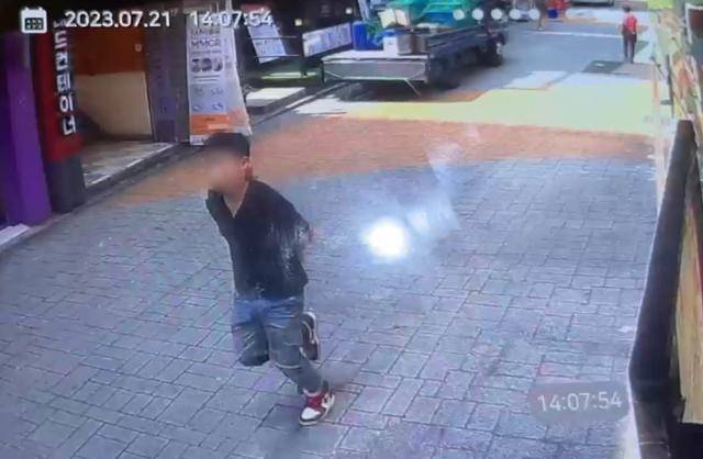 21일 오후 2시 7분쯤 서울 관악구 신림동 칼부림 사건 범인이 도주하고 있는 장면이 녹화된 골목 폐쇄회로(CC)TV 영상캡처. 독자 제공. 뉴스1