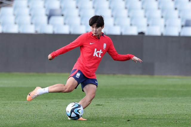 한국 여자 축구대표팀의 지소연이 22일 호주 시드니 외곽의 캠벨타운 스포츠 스타디움에서 훈련을 하며 슛을 시도하고 있다. 대표팀은 25일 2023 호주·뉴질랜드 여자 월드컵 H조 조별리그 1차전 콜롬비아전을 앞두고 있다. 호주=연합뉴스