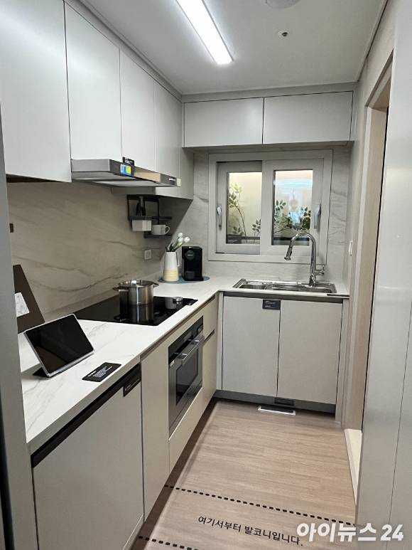 '광명센트럴아이파크' 견본주택 전용 49㎡타입의 주방. [사진=안다솜 기자]