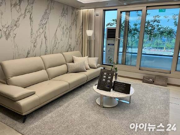 '광명센트럴아이파크' 견본주택 84㎡A타입의 거실. [사진=안다솜 기자]